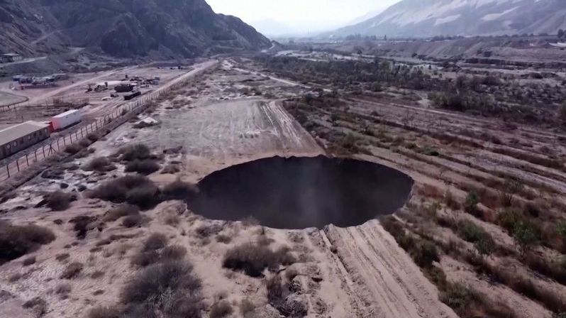 V Chile se objevila 200 metrů hluboká díra, která se stále zvětšuje